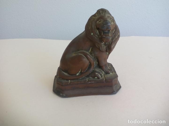 Antig&uuml;edades: Figura de leon, en bronce o lat&oacute;n - Foto 1