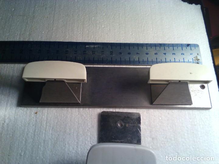 Antig&uuml;edades: 2 percheros perchas de acero inox. una simple y otra doble de 19 cm.