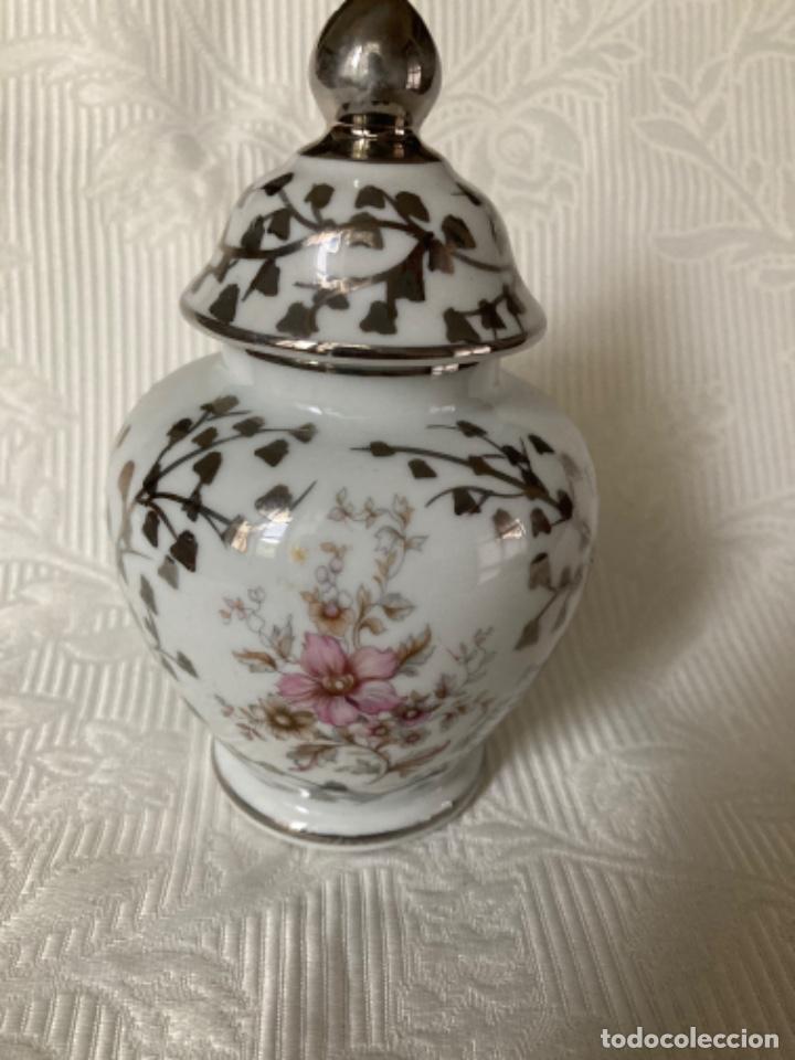 Antig&uuml;edades: Tibor de porcelana decorado en plata