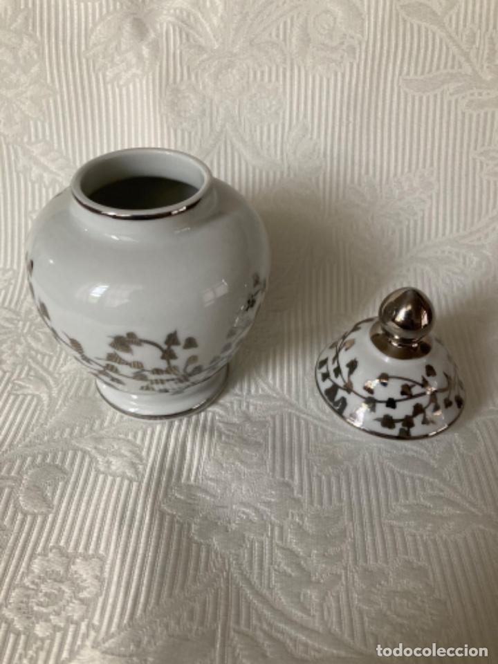 Antig&uuml;edades: Tibor de porcelana decorado en plata - Foto 3