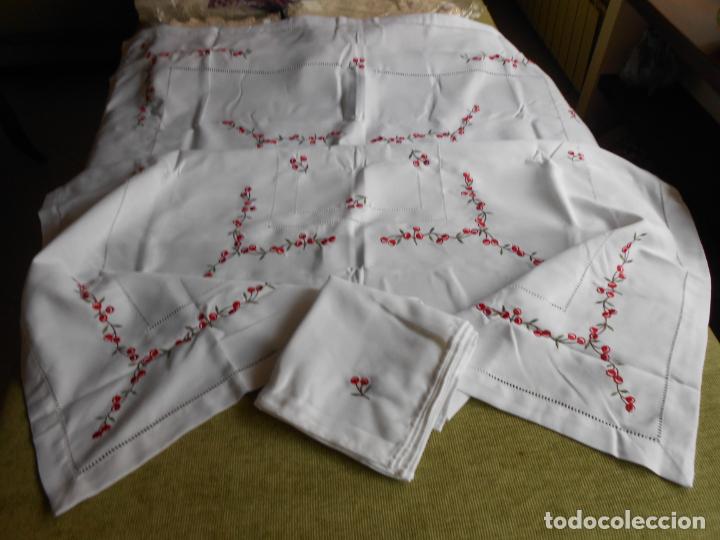 Antig&uuml;edades: Preciosa manteleria bordado.Blanco Cerezas rojas y Vainicas .180 x 450 cm 24 Servilletas.Nueva
