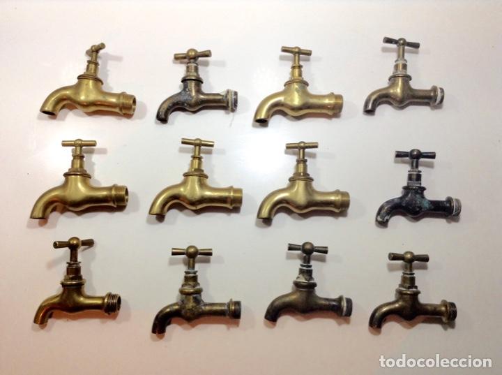 Antig&uuml;edades: LOTE DE 12 GRIFOS DE BRONCE - Foto 1