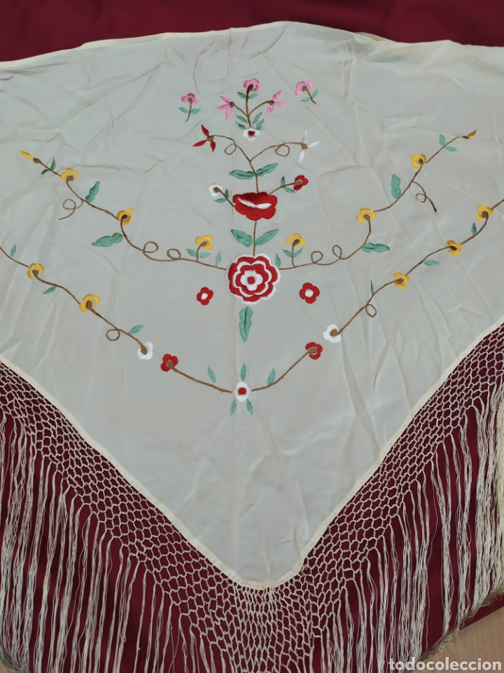Antig&uuml;edades: Mant&oacute;n blanco triangular bordado. - Foto 1
