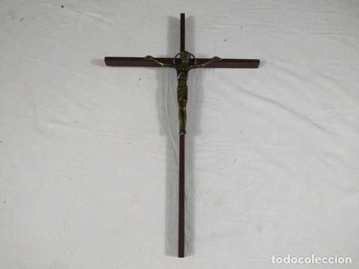 Antig&uuml;edades: Crucifijo en metal - Foto 1