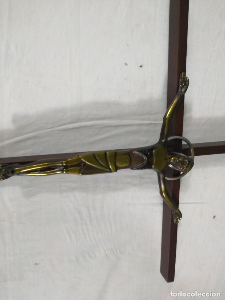 Antig&uuml;edades: Crucifijo en metal - Foto 4