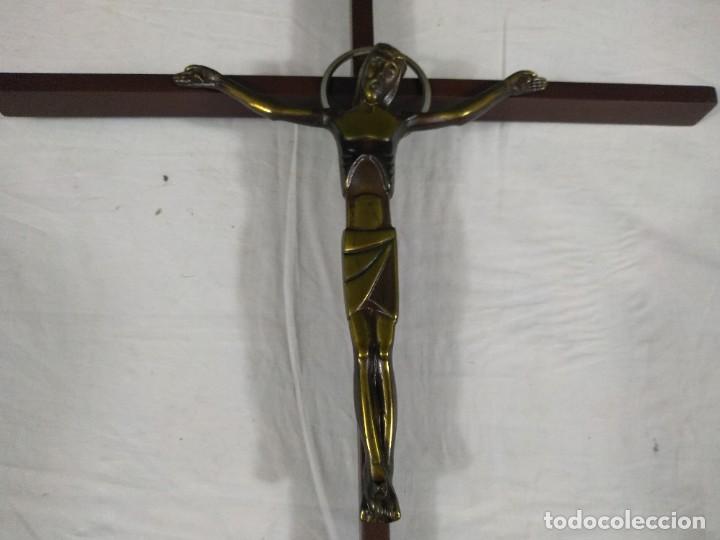 Antig&uuml;edades: Crucifijo en metal - Foto 5