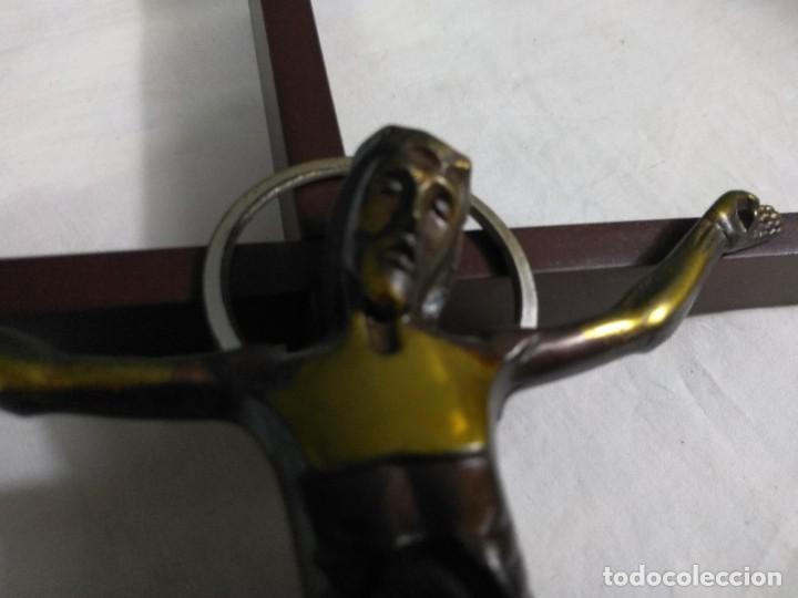 Antig&uuml;edades: Crucifijo en metal - Foto 9