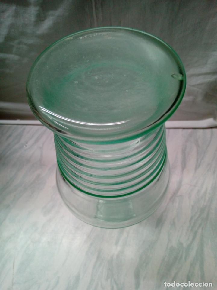 Antig&uuml;edades: Antigua licorera cristal de uranio. 32cm - Foto 3