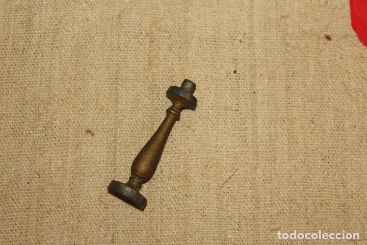 Antig&uuml;edades: candelero de madera miniatura - Foto 1