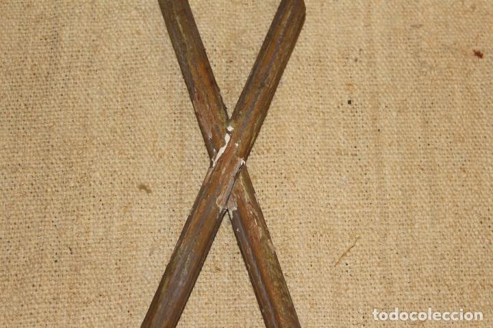 Antig&uuml;edades: cruz de madera - Foto 2