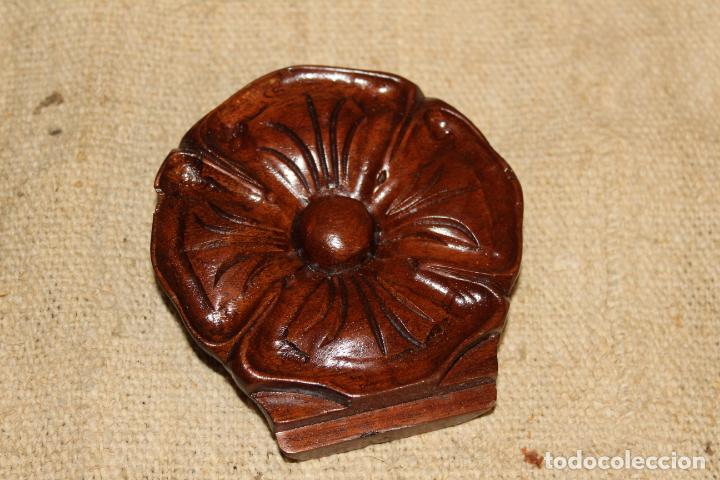 Antig&uuml;edades: dos flores de madera - Foto 3