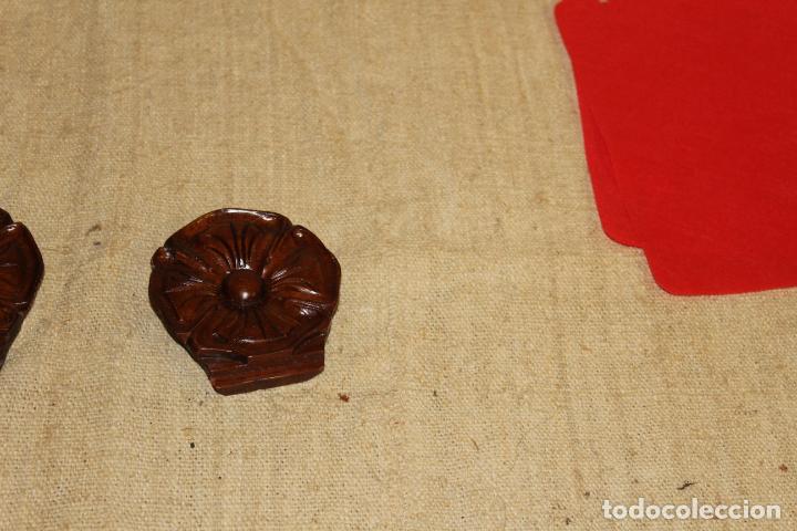 Antig&uuml;edades: dos flores de madera - Foto 5