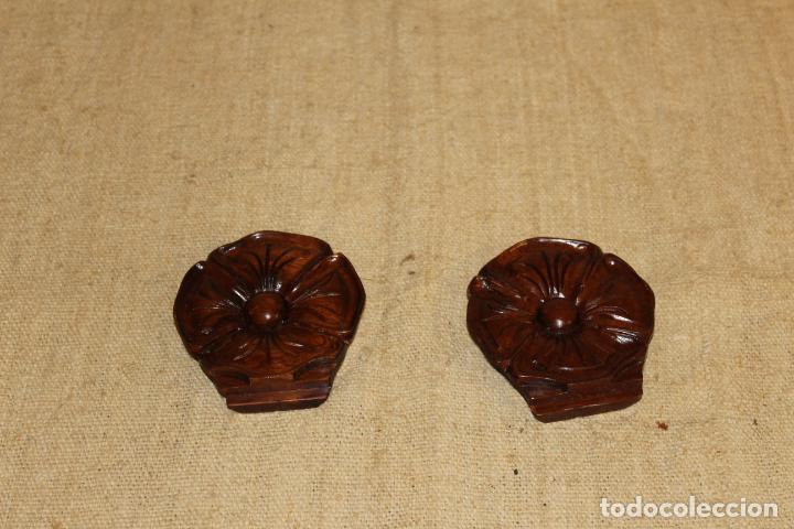 Antig&uuml;edades: dos flores de madera - Foto 1