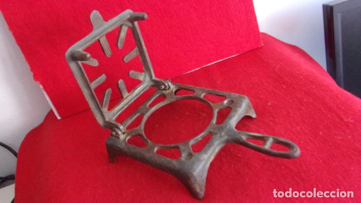 Antiquit&auml;ten: bonito infernillo,se abre la parte arriba,laboratorio?hierro o calamina