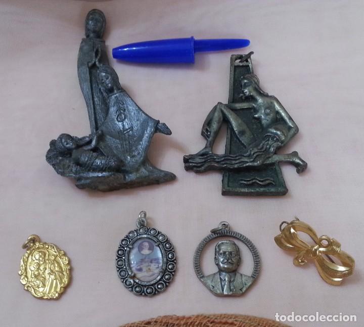 Antig&uuml;edades: Objetos religiosos. Lote de piezas peque&ntilde;as variadas. - Foto 1