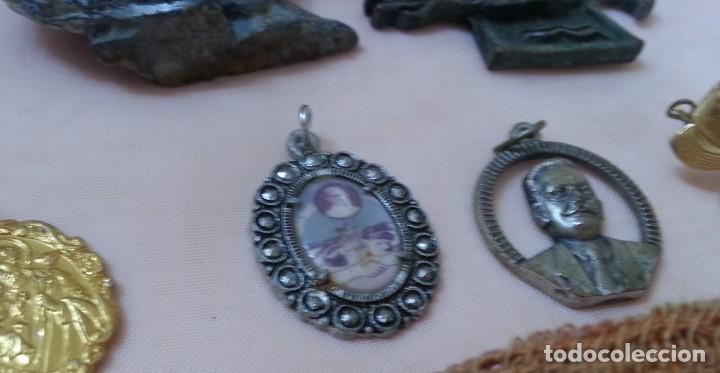 Antig&uuml;edades: Objetos religiosos. Lote de piezas peque&ntilde;as variadas. - Foto 2
