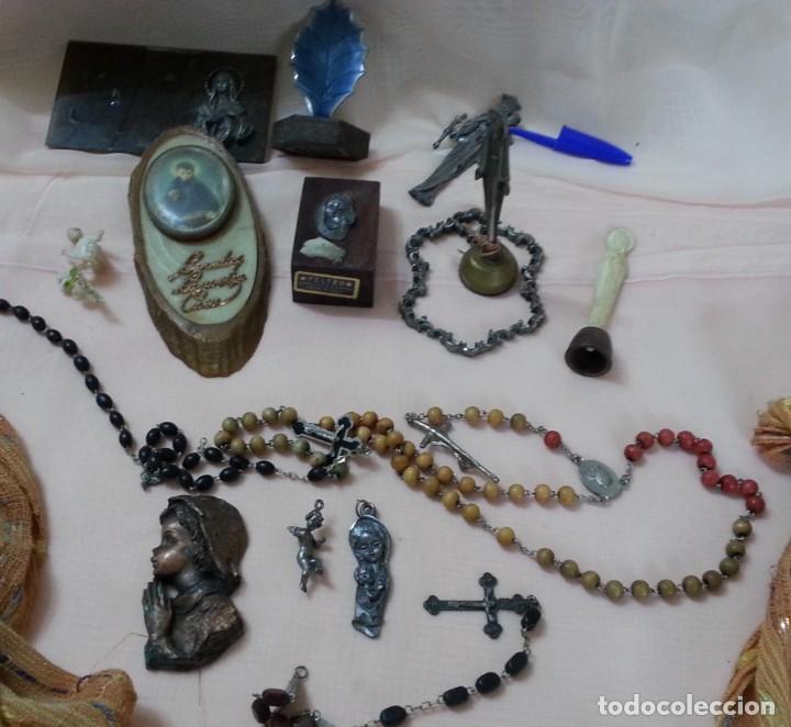 Antig&uuml;edades: Objetos religiosos. Lote de piezas peque&ntilde;as variadas. - Foto 1