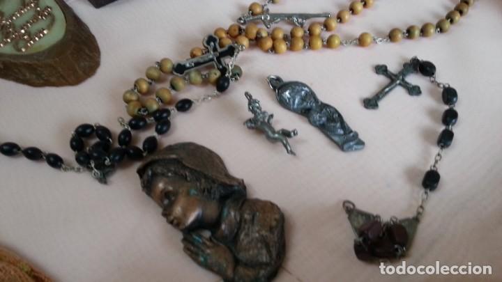 Antig&uuml;edades: Objetos religiosos. Lote de piezas peque&ntilde;as variadas. - Foto 5