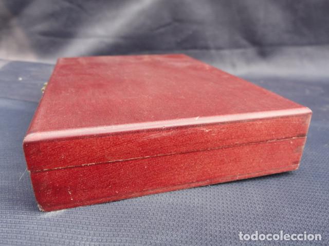Antig&uuml;edades: 6 PA&Ntilde;UELOS EN CAJA DE MADERA. - Foto 5