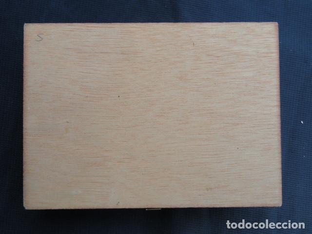 Antig&uuml;edades: 6 PA&Ntilde;UELOS EN CAJA DE MADERA. - Foto 9