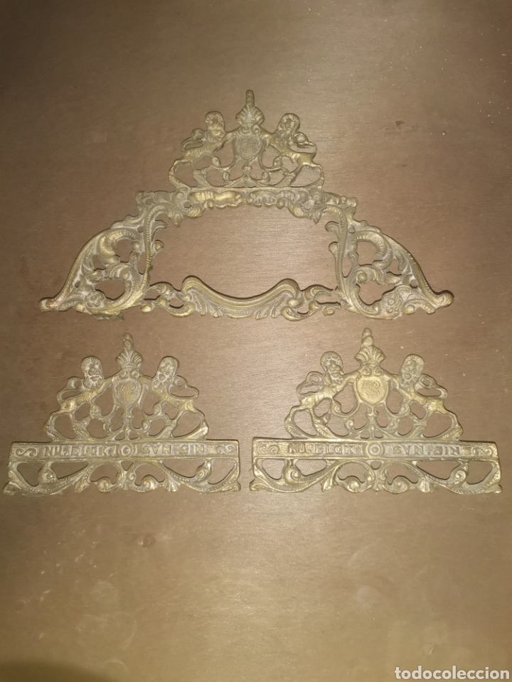 Antig&uuml;edades: Ornamento laton.