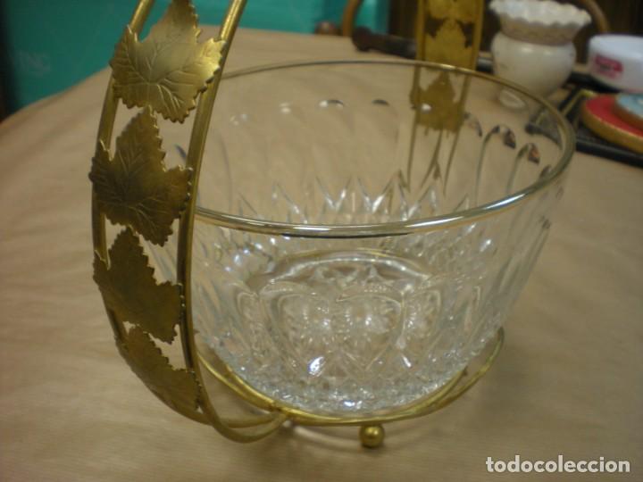 Antiques: FRUTERO EN VIDRIO SOBRE ESTRUCTURA METALICA , VIDRIO D20CM H11,5CM, TOTAL D30CM H26CM