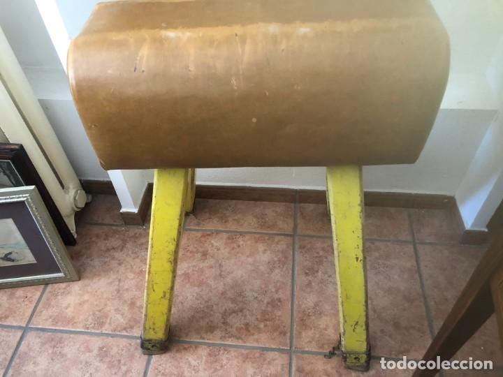 Antig&uuml;edades: POTRO ANTIGUO DE GIMNASIO ESCOLAR. ALTURA 90 CM.