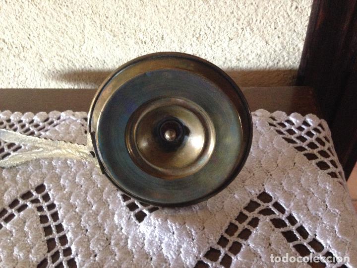 Antig&uuml;edades: ANTIGUO CANDELABRO - PORTA VELA DE BRONCE - Foto 3