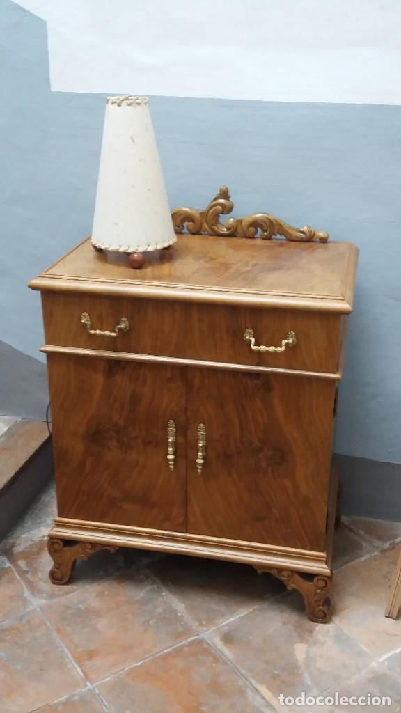 Antig&uuml;edades: Mesilla rechapada de madera de nogal - Foto 1