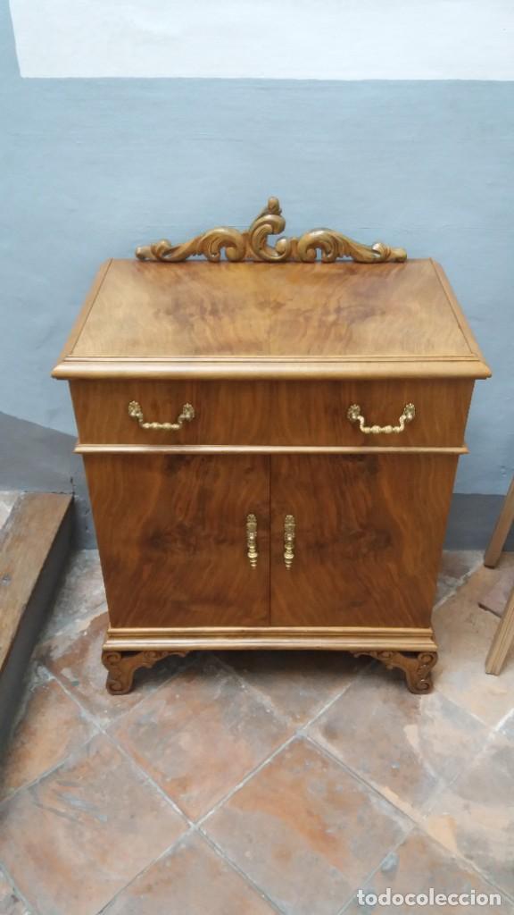 Antig&uuml;edades: Mesilla rechapada de madera de nogal - Foto 2