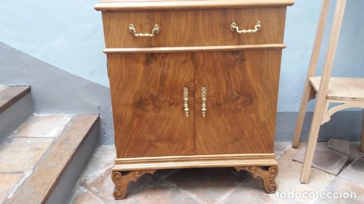 Antig&uuml;edades: Mesilla rechapada de madera de nogal - Foto 6
