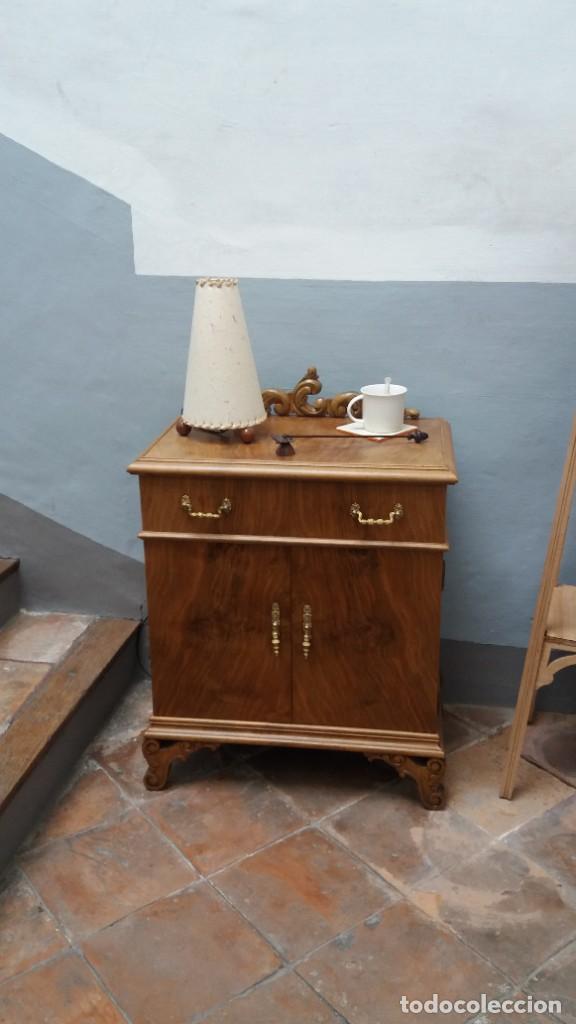 Antig&uuml;edades: Mesilla rechapada de madera de nogal - Foto 7