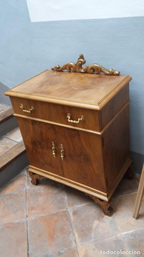 Antig&uuml;edades: Mesilla rechapada de madera de nogal - Foto 8