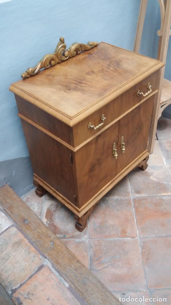 Antig&uuml;edades: Mesilla rechapada de madera de nogal - Foto 9
