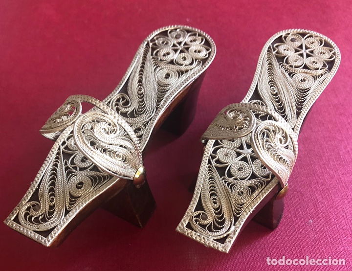 Antiquit&auml;ten: Fant&aacute;stica pareja de zuecos, para vitrina, en madera, y filigrana.
