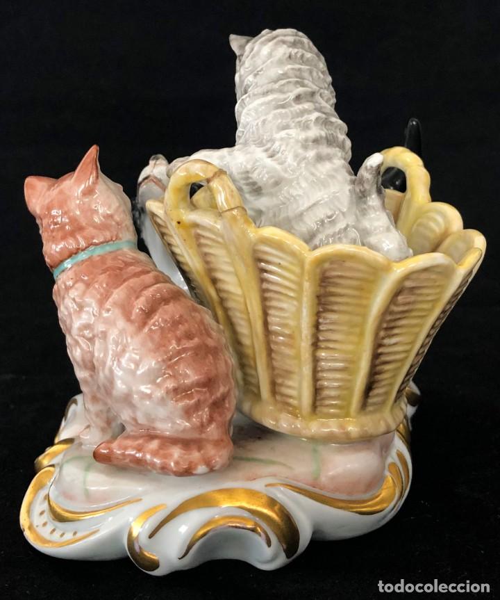 Antig&uuml;edades: PERRO Y 2 GATOS DE PORCELANA - Foto 2