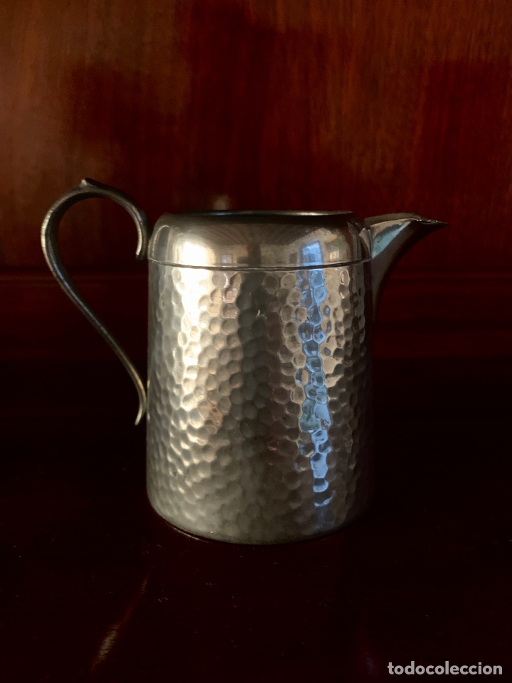 Antig&uuml;edades: Jarra de leche Art Nouveau esta&ntilde;o Martillado