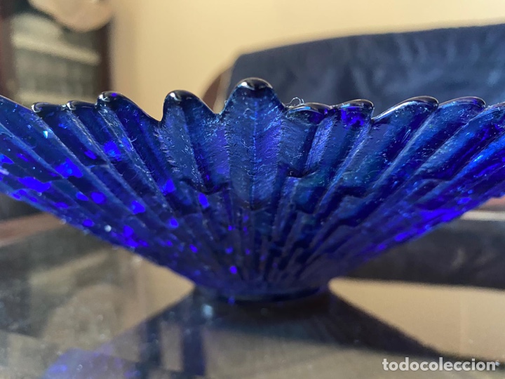 Antig&uuml;edades: Centro de mesa de vidrio azul