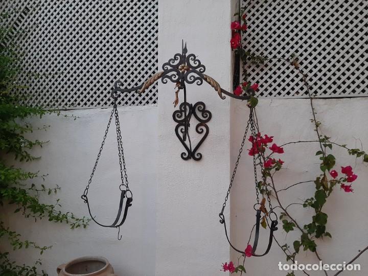 Antig&uuml;edades: Macetero balanza de hierro forjado - Foto 5