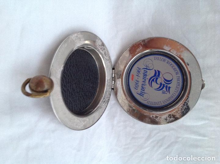 Antig&uuml;edades: Estuche circular de metal plateado - Foto 2