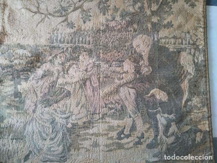 Antig&uuml;edades: Antigua pareja de tapices - Foto 5