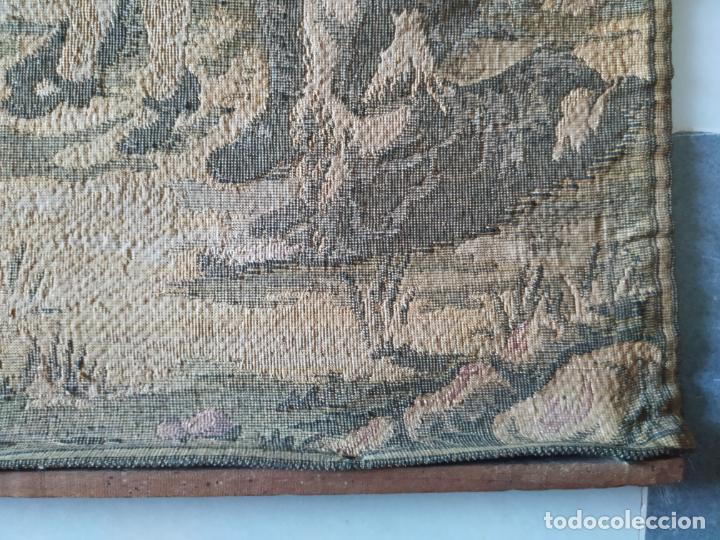 Antig&uuml;edades: Antigua pareja de tapices - Foto 17