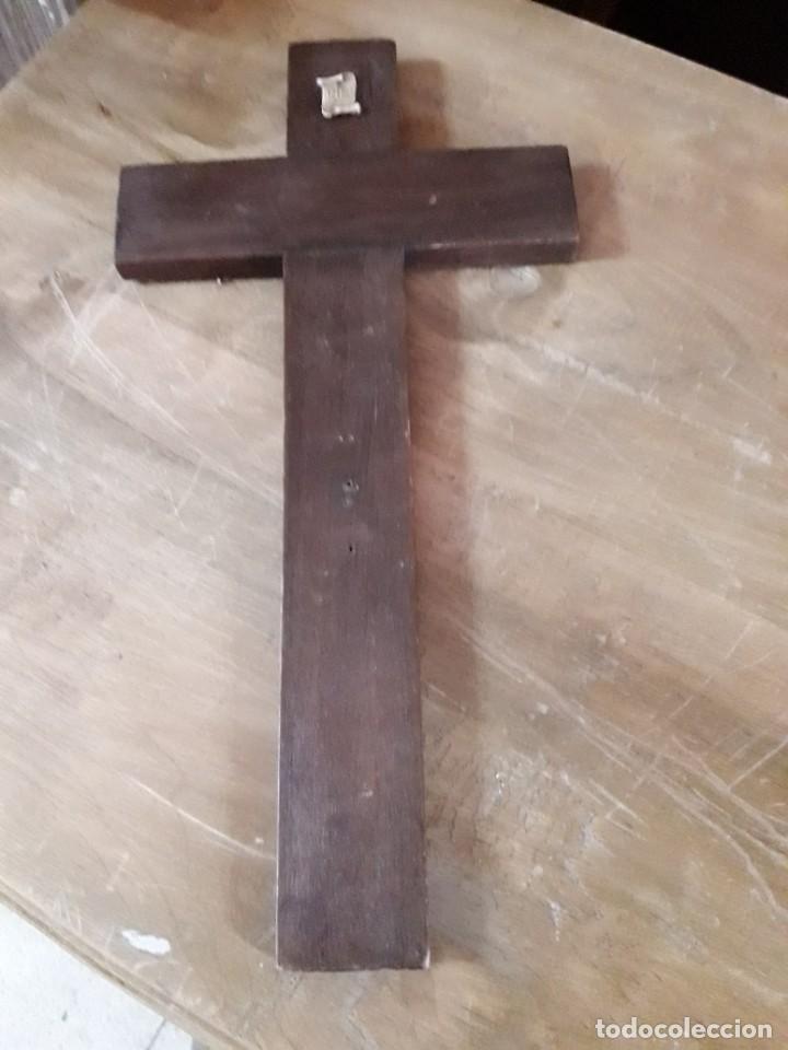 Antig&uuml;edades: cruz de madera con inri - Foto 1