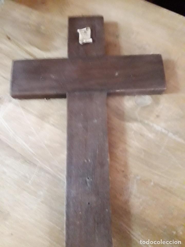 Antig&uuml;edades: cruz de madera con inri - Foto 2