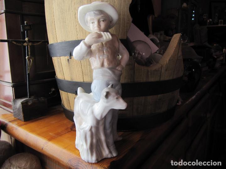 Antig&uuml;edades: Ni&ntilde;o Pastor de porcelana Tengra. 24 cms