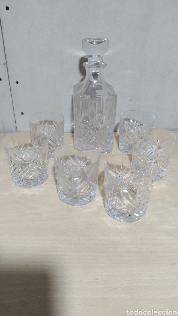 Antigüedades: Juego de whisky, seis vasos y botella, tallados cristal de Bohemia años 90 - Foto 1 - 213504982