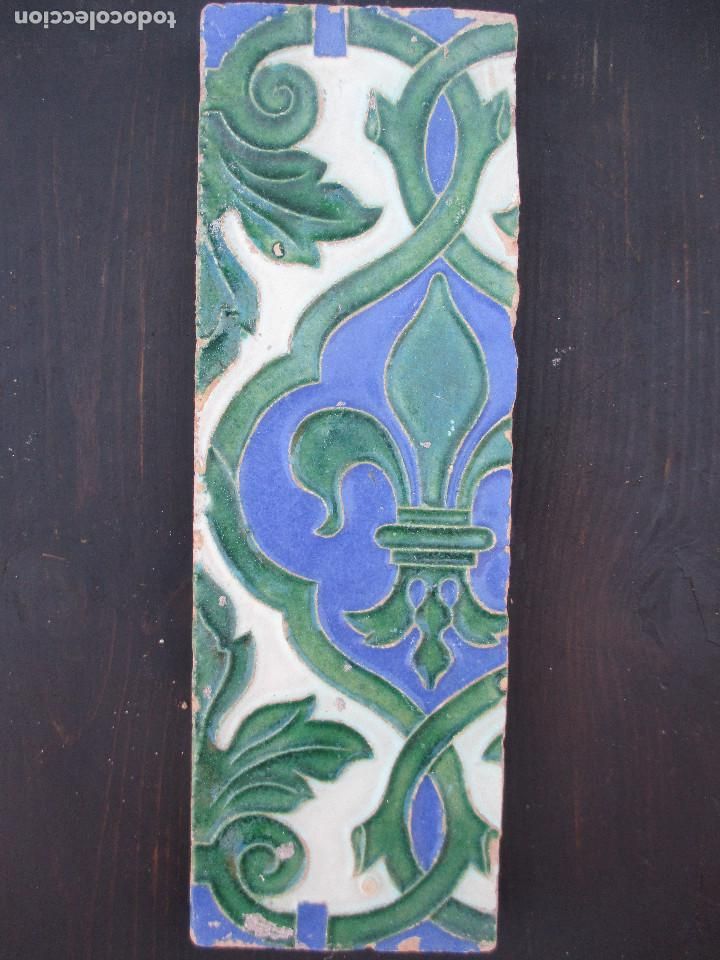Antig&uuml;edades: Azulejo muy antiguo Flor de lis - Foto 1