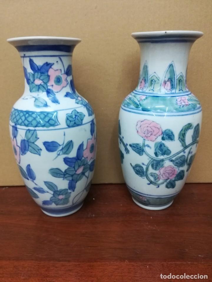 Antig&uuml;edades: Pareja de jarrones de porcelana - Foto 1