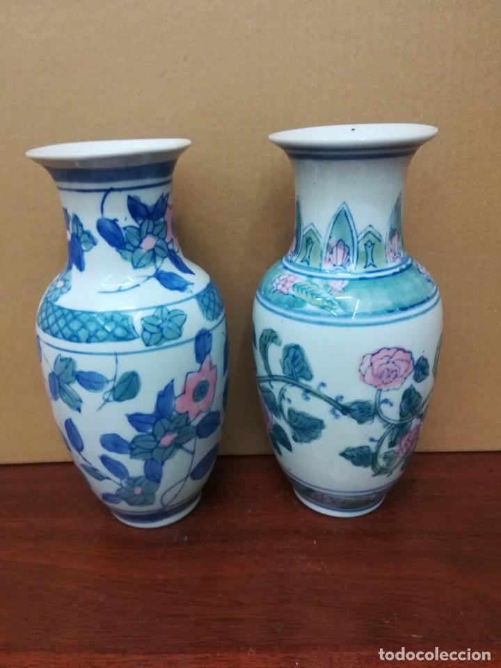 Antig&uuml;edades: Pareja de jarrones de porcelana - Foto 2