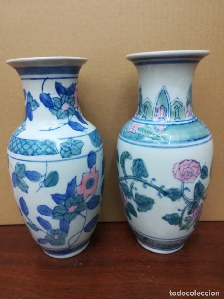 Antig&uuml;edades: Pareja de jarrones de porcelana - Foto 3